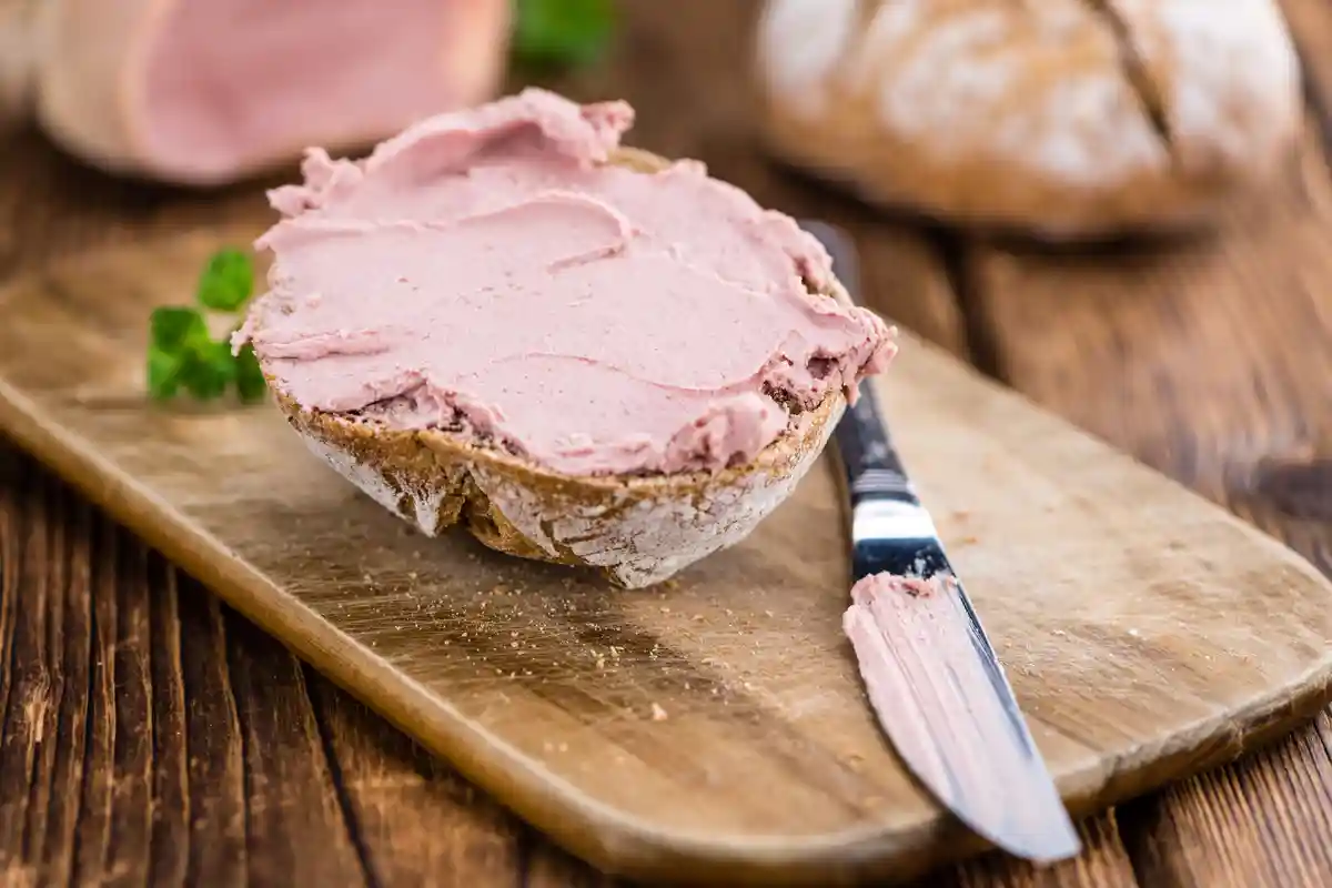 Добавьте немного Leberwurst, чтобы насладиться традиционным завтраком в Германии. Фото: HandmadePictures / Shutterstock.