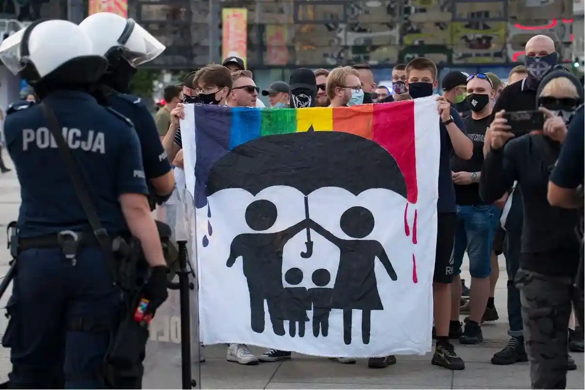 Ненависть к сексуальным меньшинствам растет: демонстрация против ЛГБТ в Польше. Фото: Cineberg / Shatterstock.com