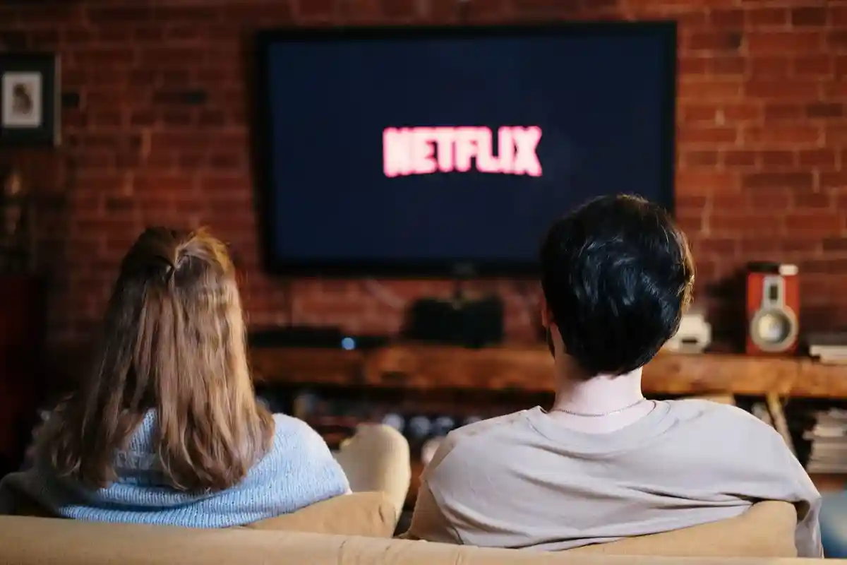 Netflix планирует отказаться от своей фишки — выпуска всех серий в один день.