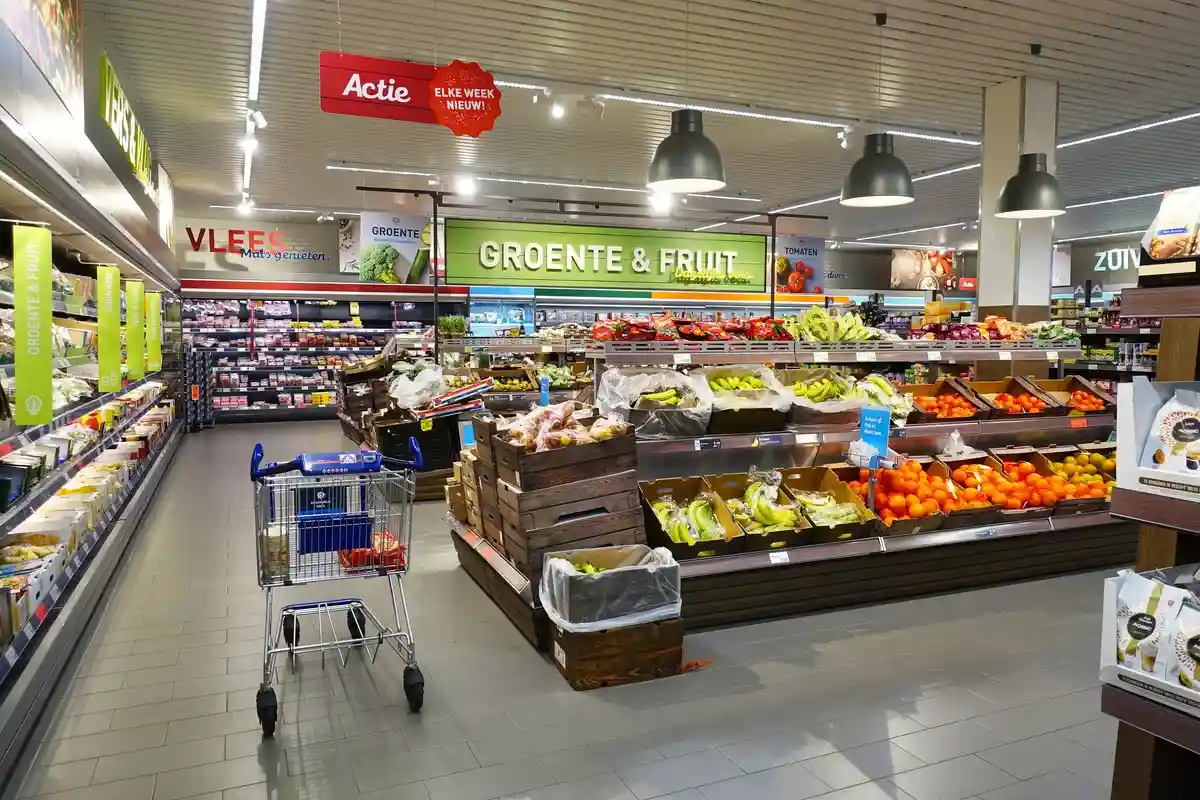 Низкие цены в Aldi: фрукты и овощи. Фото: defotoberg / Shutterstock