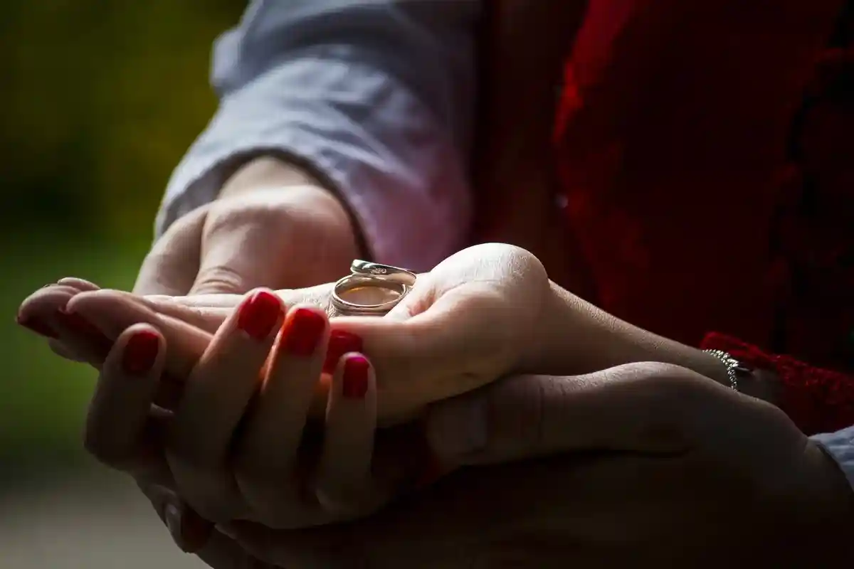 Ювелиры не рекомендуют носить обручальное кольцо постоянно. Фото: sick-street-photography / pixabay.com