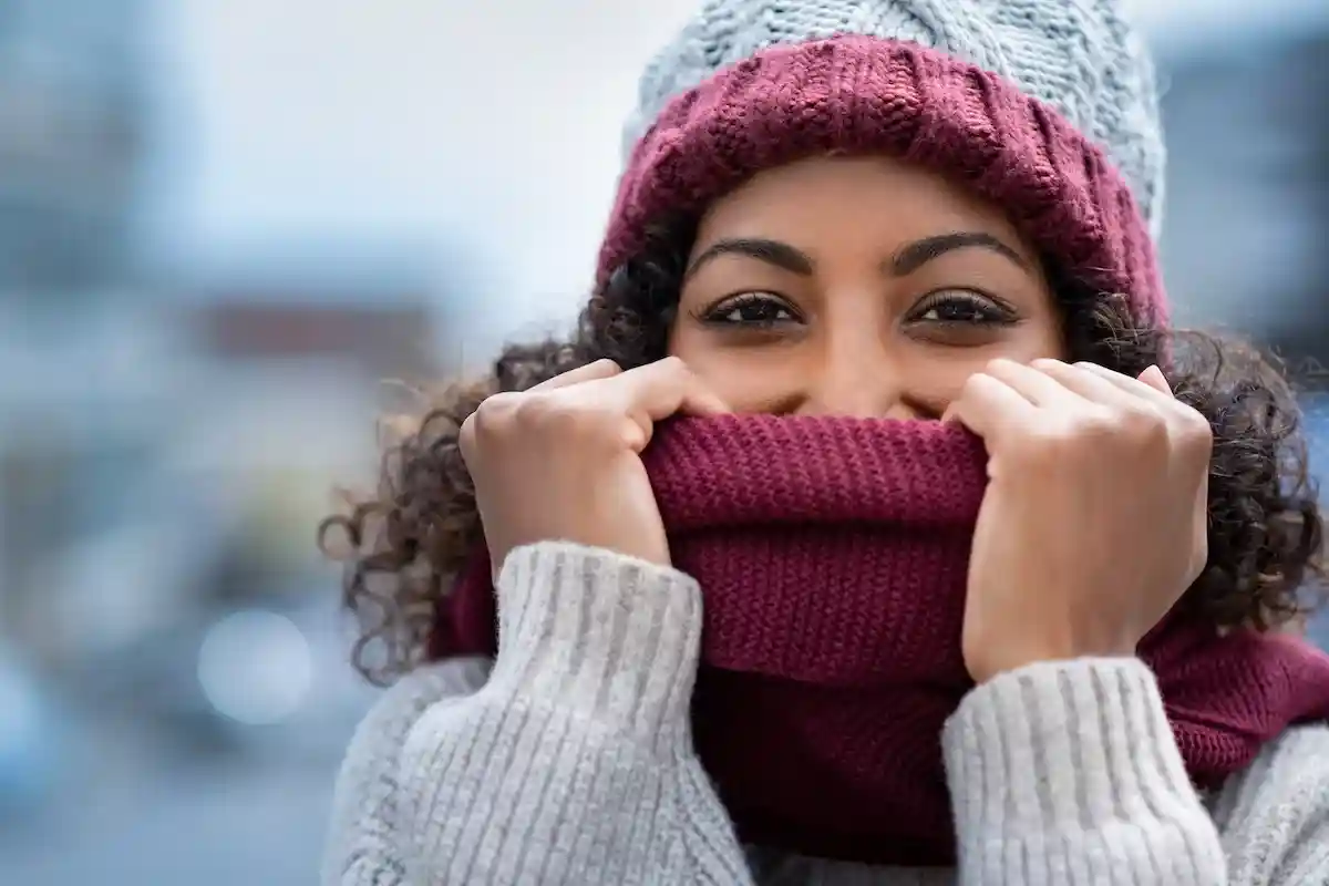 Рекомендуется одеваться теплее и понизить температуру в общественных помещениях. Фото: Rido / Shutterstock.com