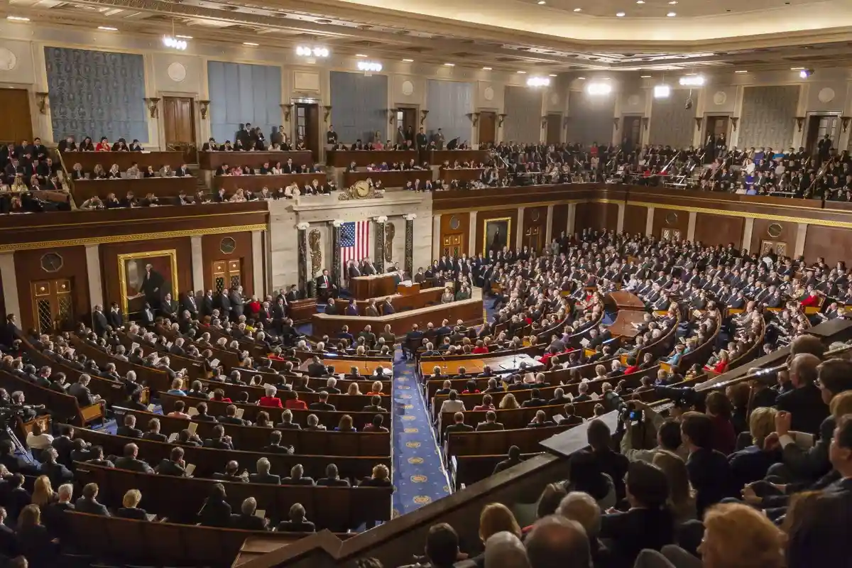 Новые санкции США против России предложили в Сенате. Фото: Rob Crandall / shutterstock.com