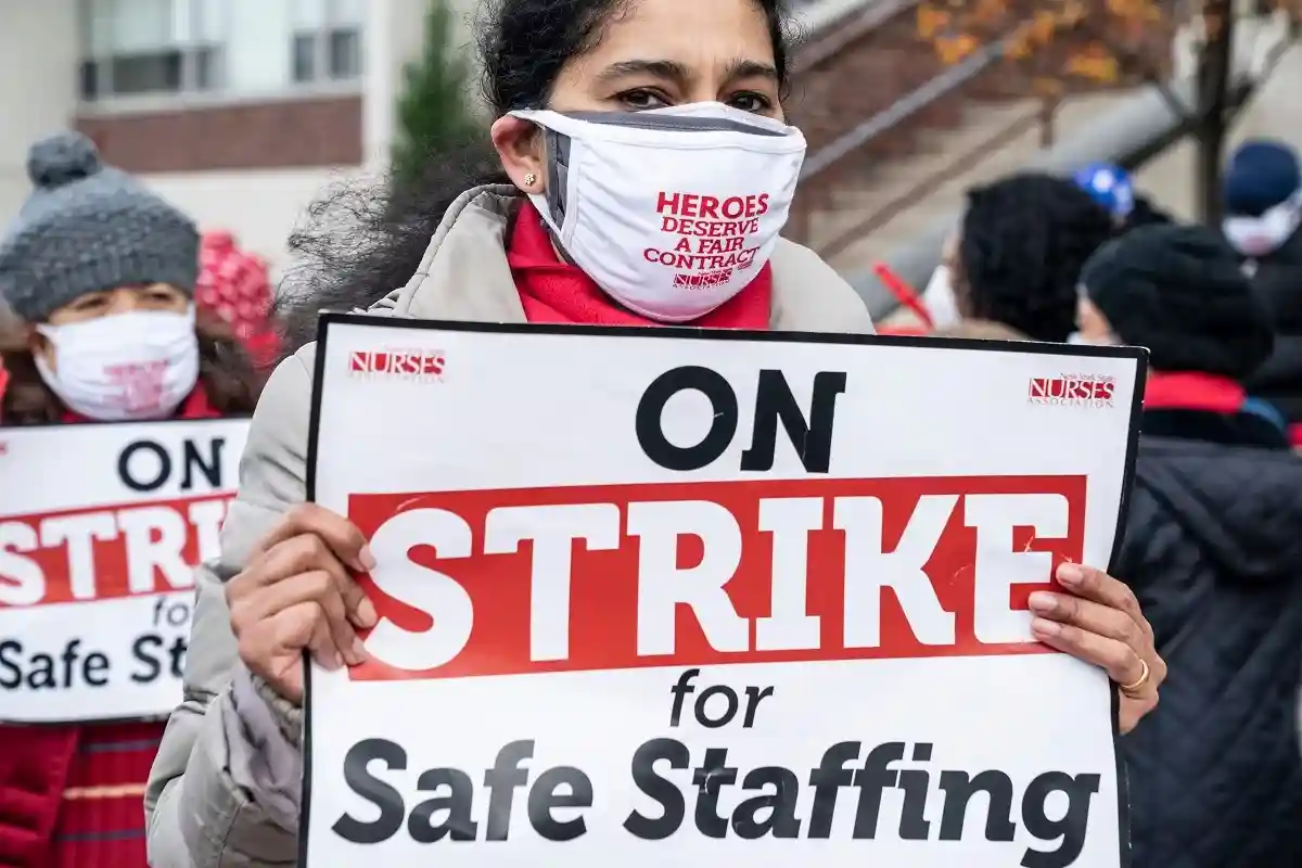 Тысячи медсестер в США объявили забастовку