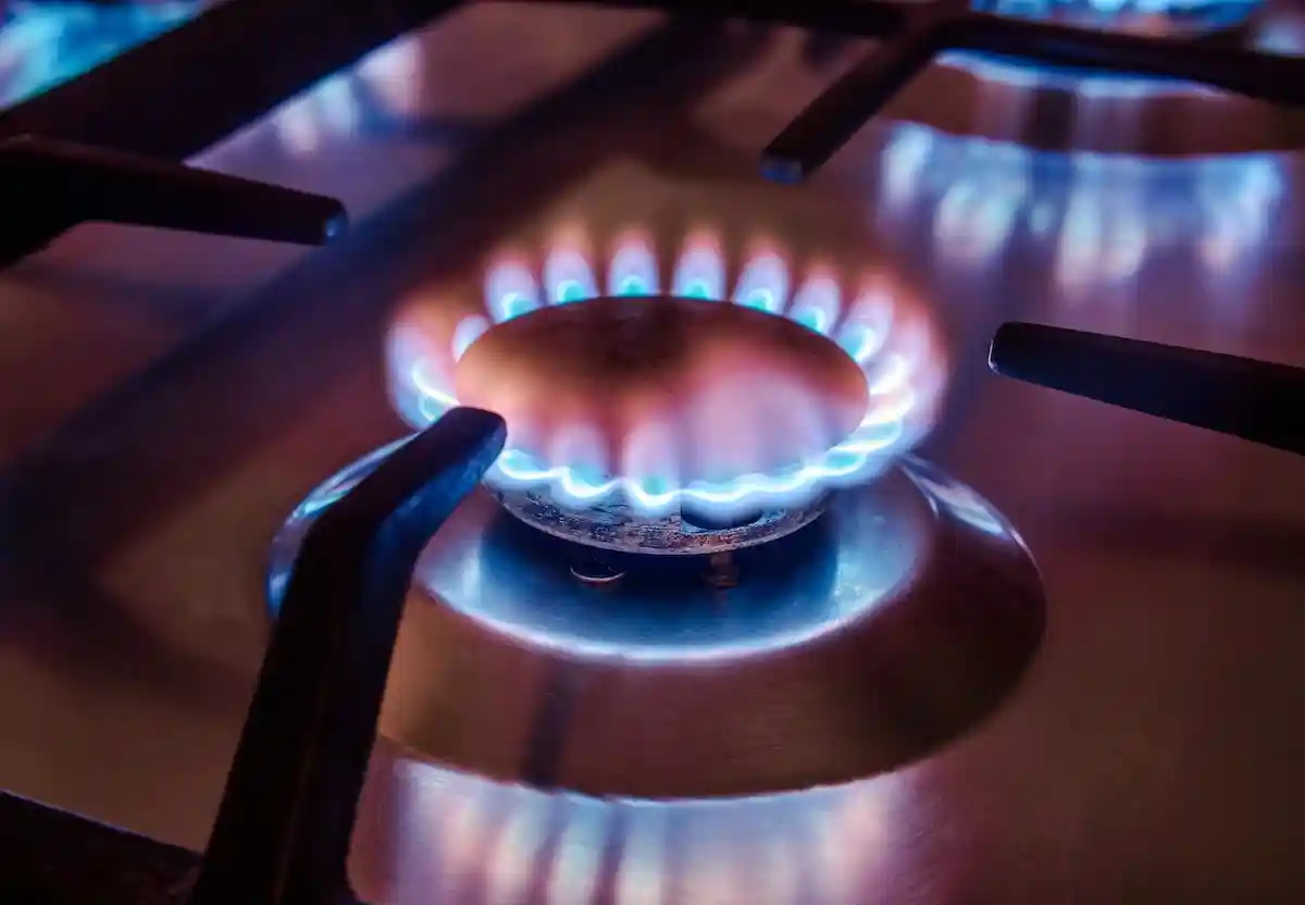 Ограничение цены на газ поможет потребителям справиться с кризисом. Фото: Licvin / Shutterstock.com
