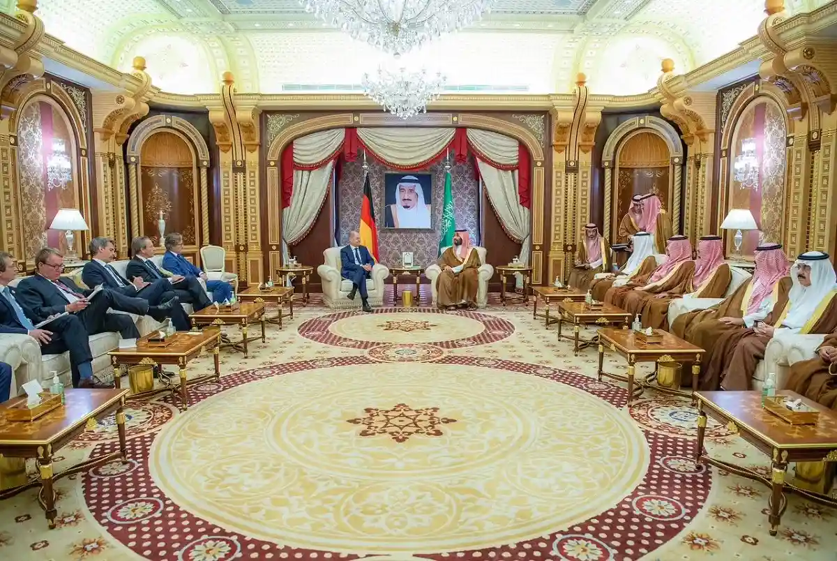 Олаф Шольц посетил Саудовскую Аравию. Предполагается, что федеральный канцлер все же обсудит убийство журналиста Хашогги. Фото: @KSAmofaEN / twitter.com