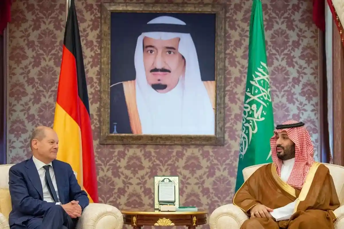 Олаф Шольц посетил Саудовскую Аравию. Энергетический кризис заставляет проявлять прагматизм. Фото: @KSAmofaEN / twitter.com 