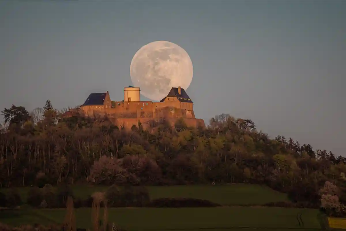 Осенняя луна в 2022 году: 22 и 23 сентября можно наблюдать необычное явление. Фото: Wirestock Creators / Shutterstock.