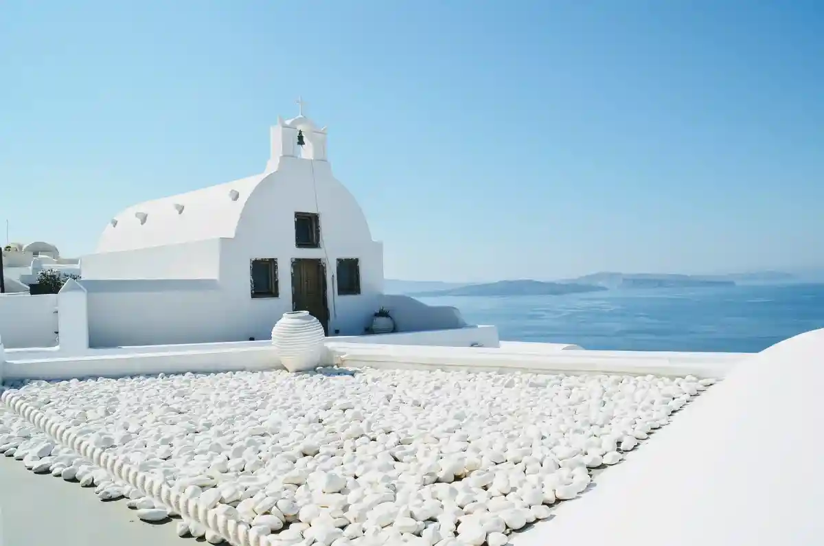 Остров Миконос легко узнать на любом снимке. Это два цвета: синий и белый. Фото: Frank J / pexels.com