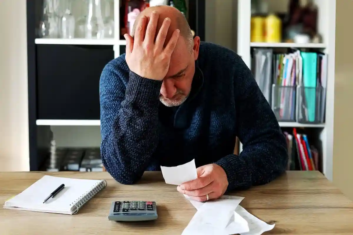 Студенты, пенсионеры и семьи с низкими доходами столкнулись с трудностями. Фото: SrideeStudio / Shutterstock.com
