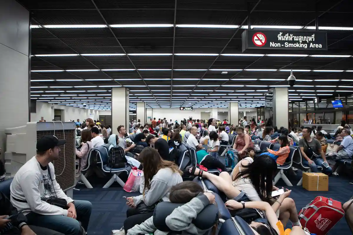 Авиакомпаниям пришлось отменить тысячи и тысячи рейсов из-за нехватки персонала. Фото: BBbirdZ / Shutterstock.