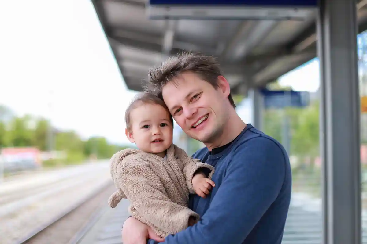 Немецкий мужчина делит с вами обязанности семьи, например, заботу о ребенке. Фото: the stock company / Shutetrstock.
