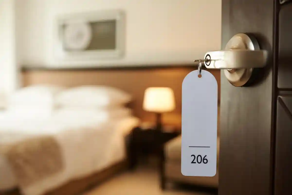 Отпуск во время энергетического кризиса: отели и гостевые дома дорожают. Фото: Dragon Images / Shutterstock.com