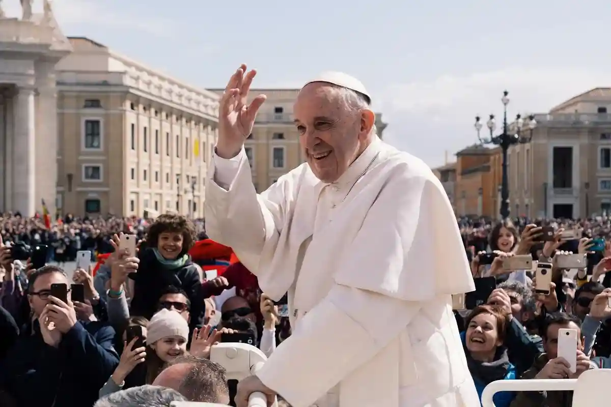 Папа Римский вылетает в Казахстан.
