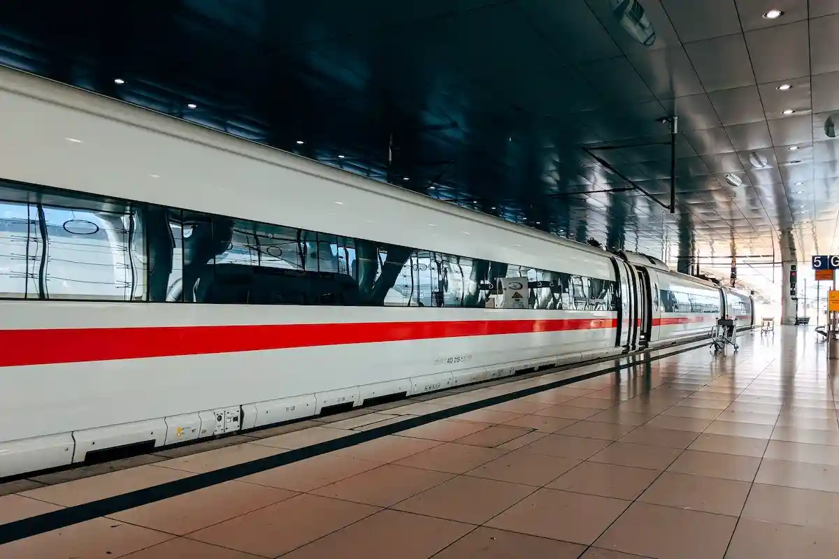 Deutsche Bahn успешно запустил первый водородный поезд в Германии. Фото: Markus Winkler / Unsplash.com. 