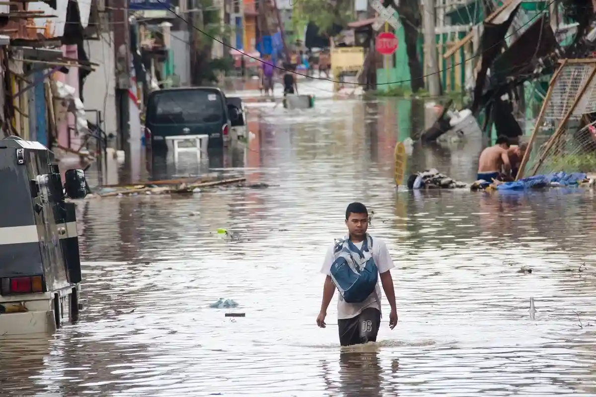 Север Филиппин затоплен после тайфуна третьей категории