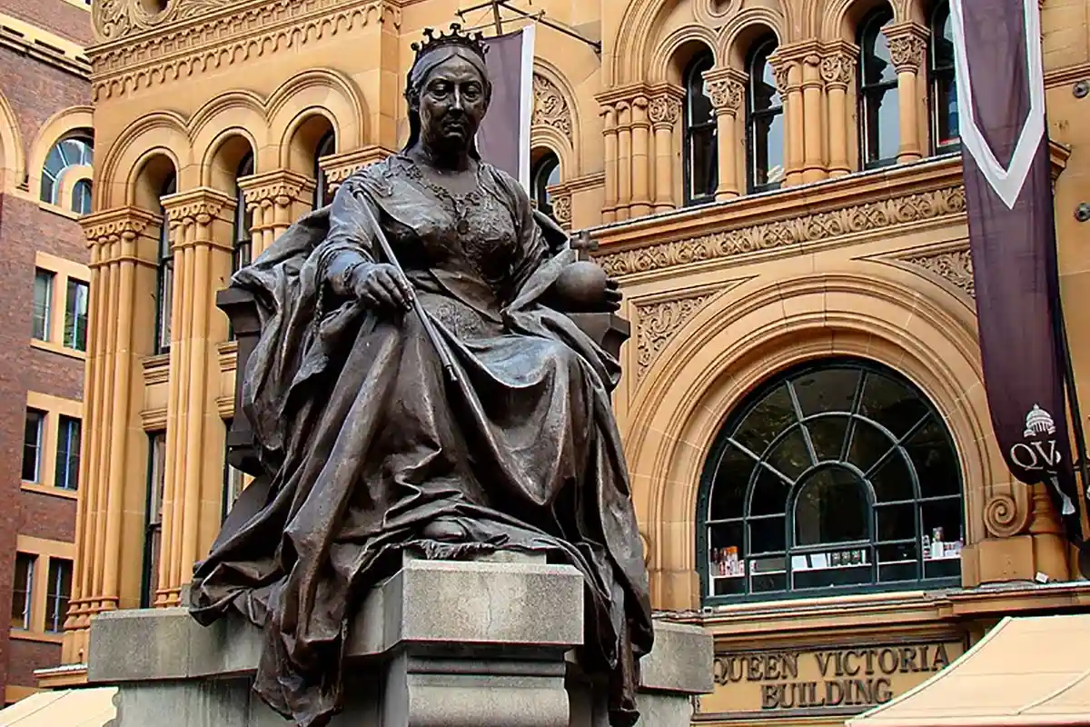 Статуя у входа в здание, в котором хранится письмо Елизаветы II с 1985 года. Фото: Wikimedia.org
