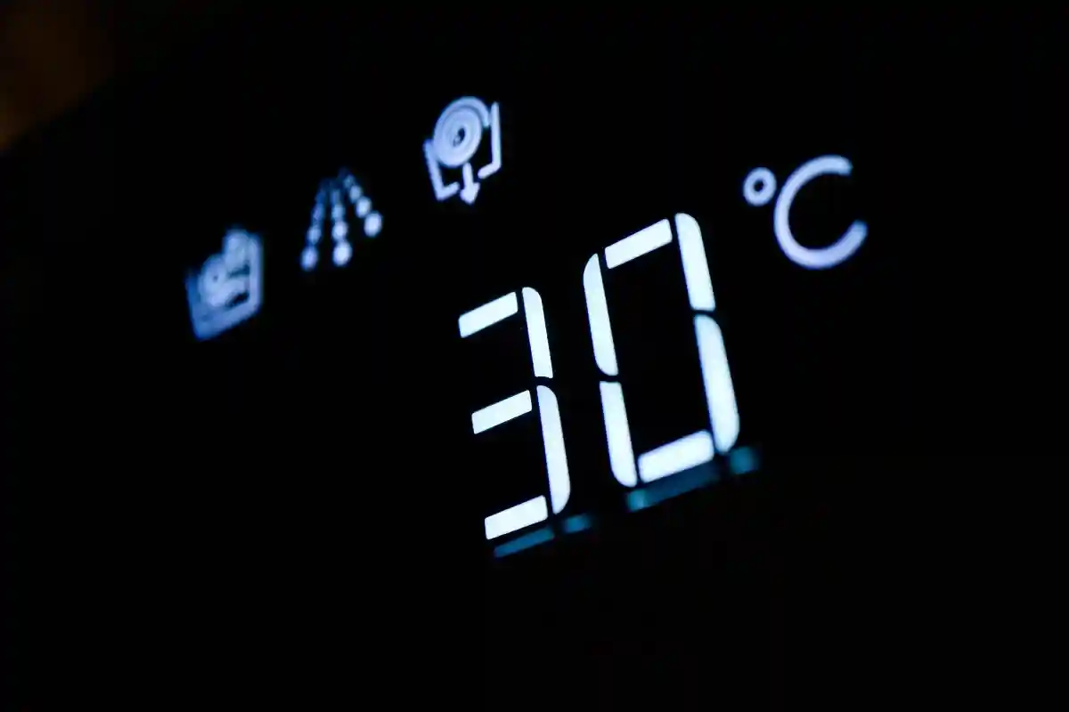 Большинство моющих средств эффективно удаляют пятна при низкой температуре (30 градусов). Фото: Foxartbox / shutterstock.com 