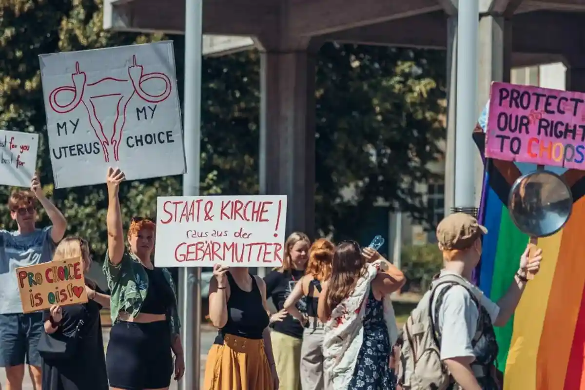 Почему противникам абортов в Германии грозят штрафы