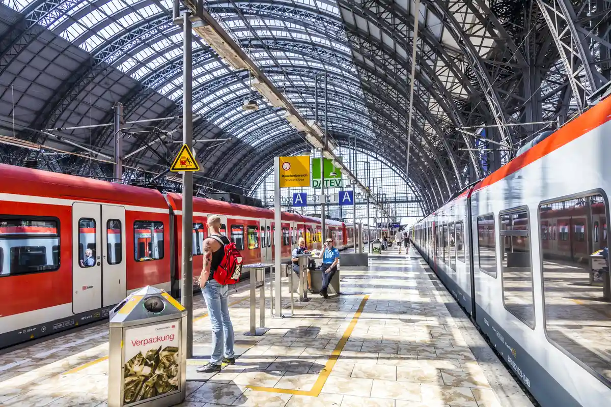 За последние три месяца даже 60 % поездов дальнего следования не ходили по расписанию. Фото: travelview / Shutterstock.