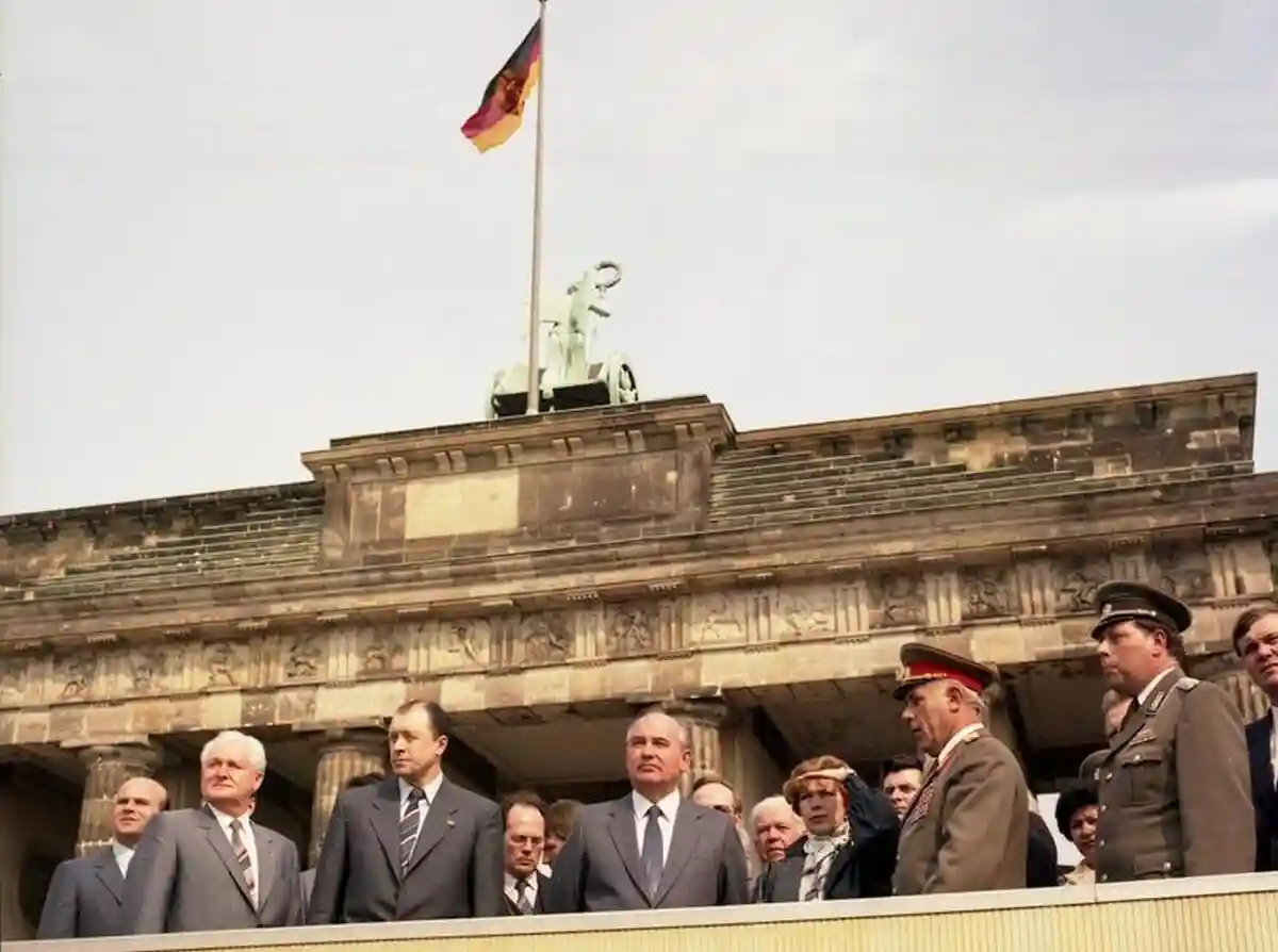 1986 год. Горбачев у Бранденбургских ворот.  Фото: Bundesarchiv, Bild / wikipedia.org