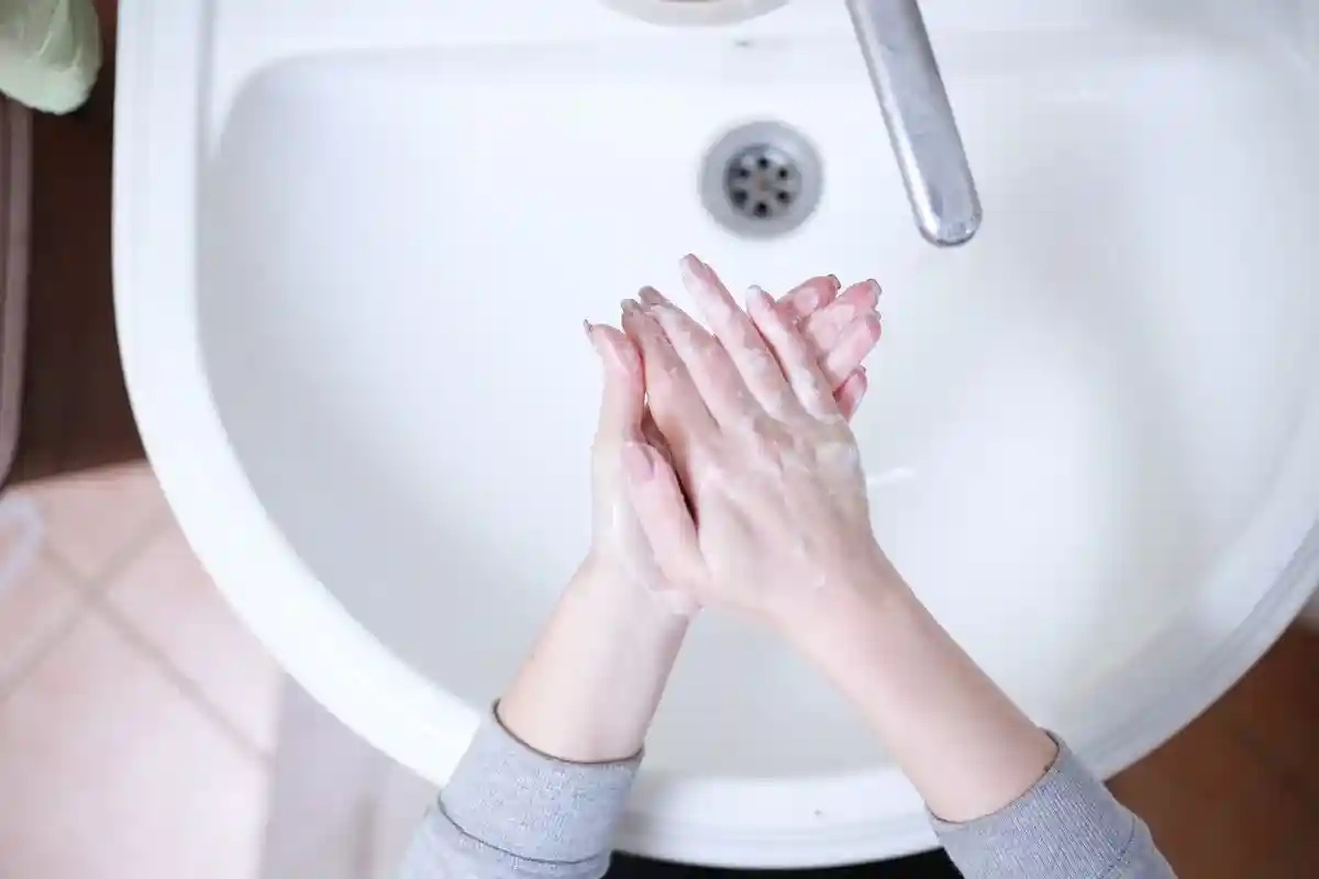 Потребление воды в повседневной жизни можно сократить, выключая её пока намыливаются руки. Фото: slavoljubovski / pixabay.com