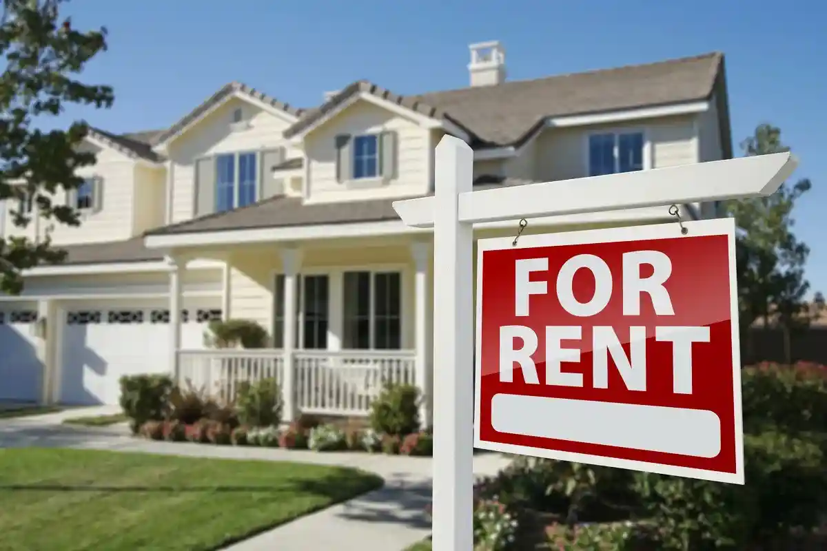 Многие домовладельцы интересуются повышением платы за аренду в следующем году. Фото: Andy Dean Photography / shutterstock.com