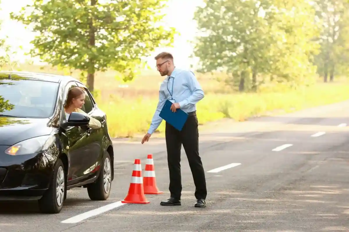 Немцы советуют сдавать практический экзамен по вождению с первого раза. Фото: Pixel-Shot / shutterstock.com