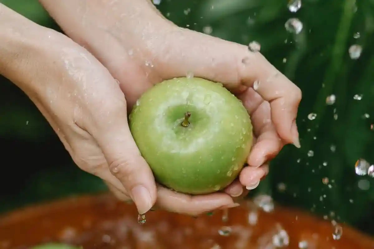 Правильно мыть яблоки