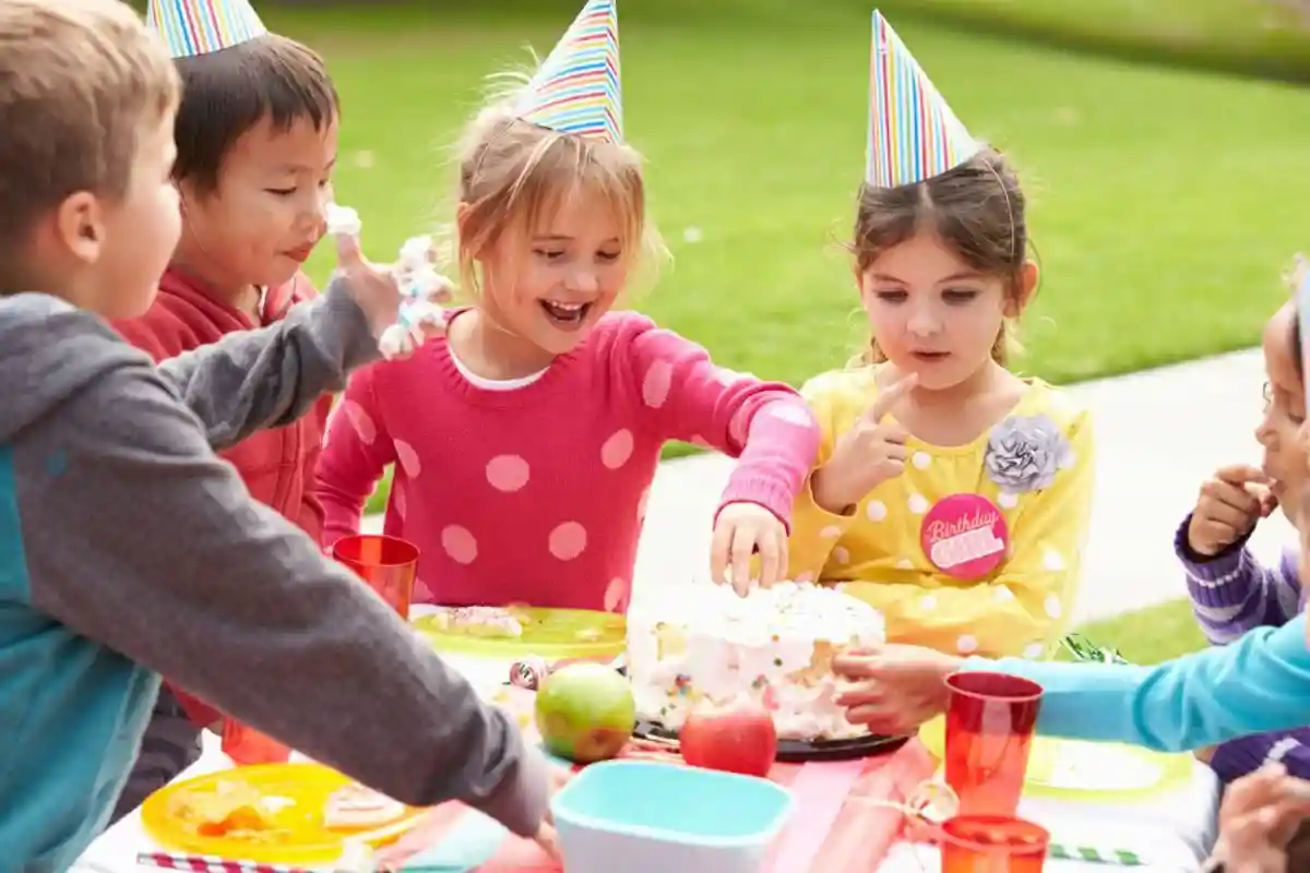 Часто детские дни рождения в Германии празднуют в парках. Фото: Monkey Business Images / shutterstock.com