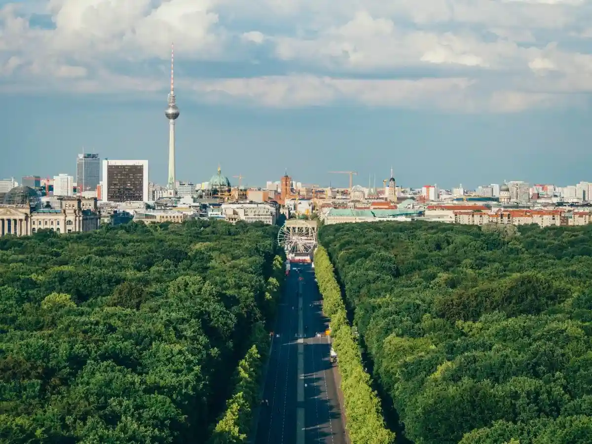 Приобретение и накопление земли Берлином в 2022 году. Фото: Adam Vradenburg / Unsplash.com