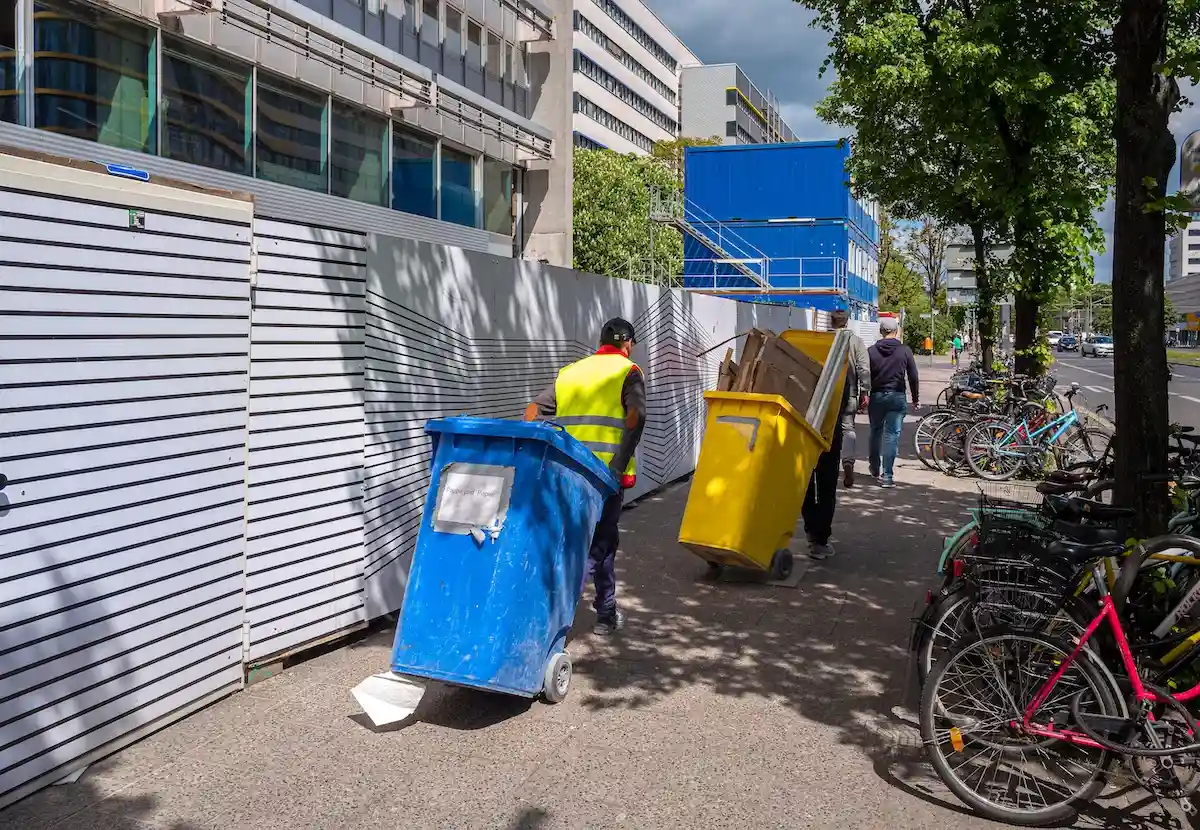 Частое опорожнение мусорных контейнеров может решить проблему. Фото: Werner Spremberg / Shutterstock.com