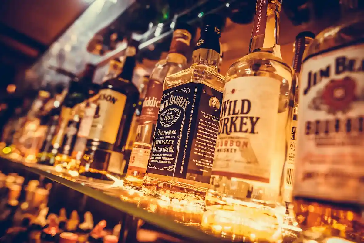 Нужно ли ограничить продажу алкоголя в Германии: 49% опрошенных выступили за повышение налога на алкоголь. Фото: Alexandru Nika / Shutterstock.com