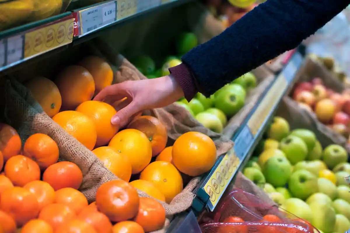 Цены на фрукты и овощи немного снизились. Фото: gabriel12 / Shutterstock.