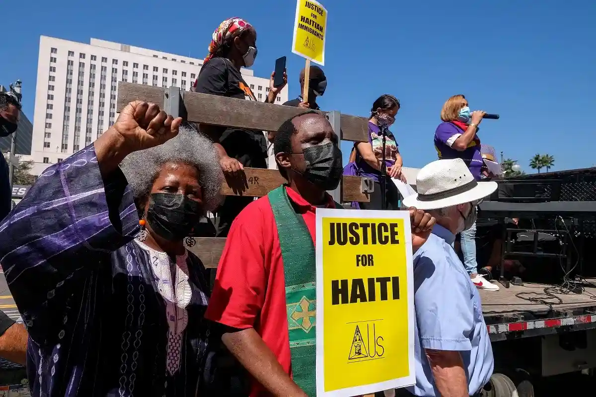 На Гаити вспыхнули протесты из-за цен на топливо фото 1