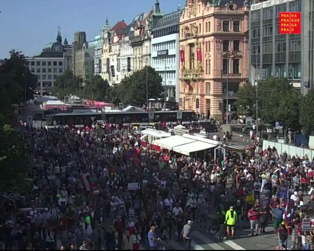 Протесты в Праге собрали 70 тысяч человек. Фото: Twitter.com/PolicieCZ