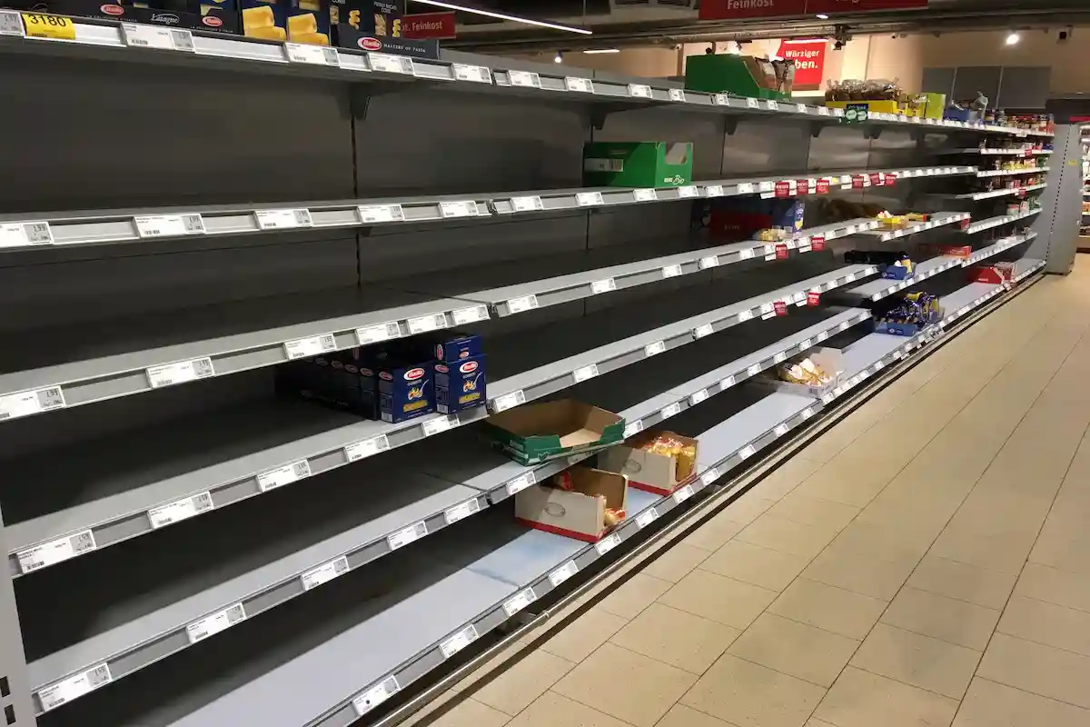 Пустые полки супермаркетов угрожают Нижней Саксонии из-за энергетического кризиса. Фото: Jakob Weyde / shutterstock.com