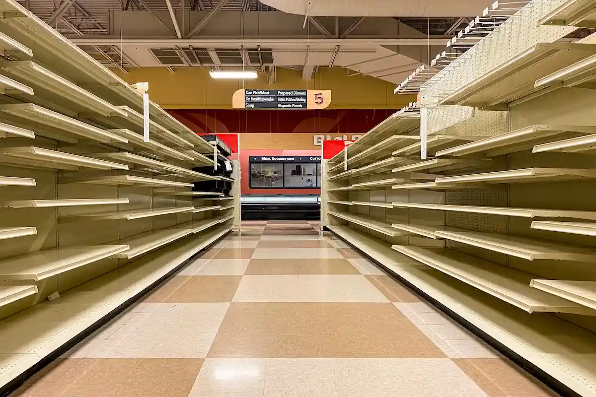 Пустые полки супермаркетов угрожают