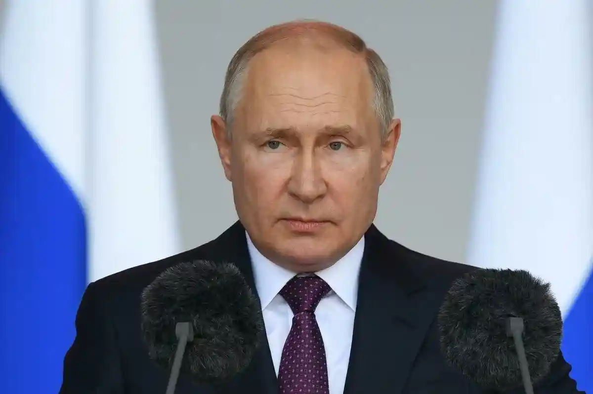 Путин не разрешает отступать и берет на себя принятие других стратегических решений в войне в Украине. Фото: Shag 7799 / shutterstock.com
