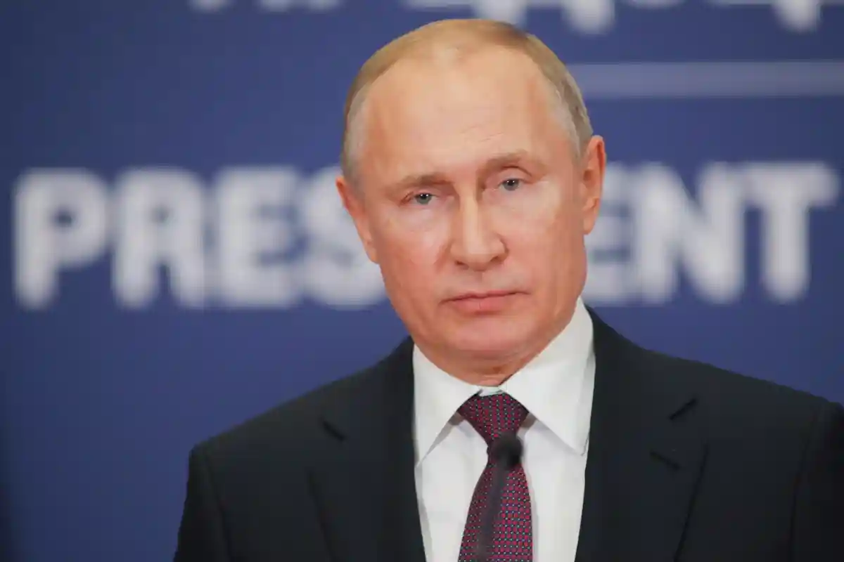 Депутаты из Москвы и Петербурга потребовали отставки Путина