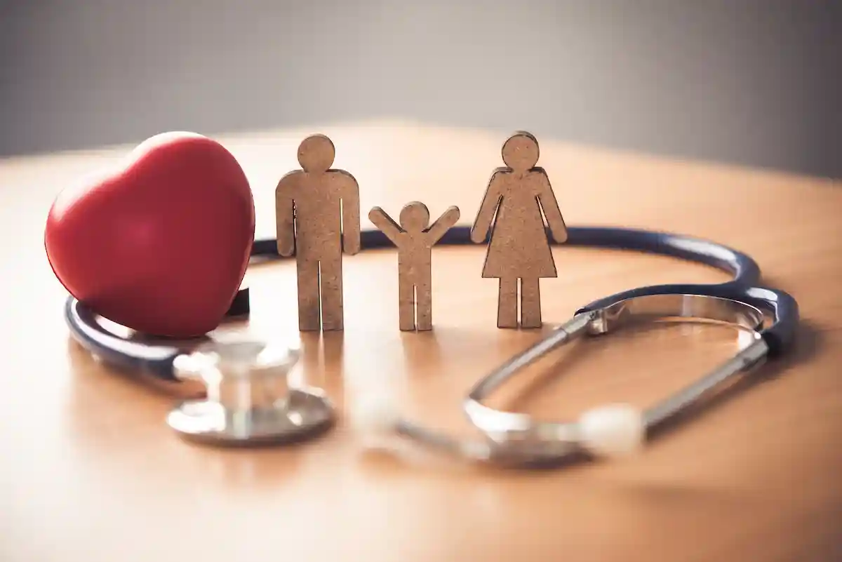 Можно оформить страховку в семейных медицинских страховых компаниях. Фото: photobyphotoboy / Shutterstock.com