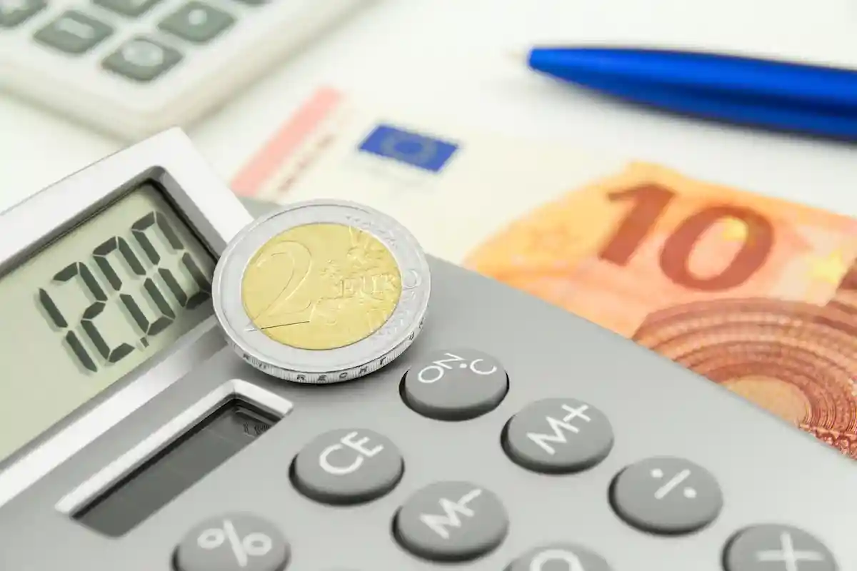 1 октября минимальная зарплата повышается до 12 евро. Фото: PhotoSGH / Shutterstock.com