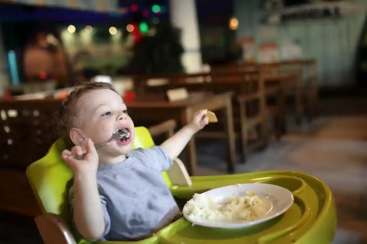 Что делать, если ребенок намусорил в немецком ресторане. Фото: Chubykin Arkady/ shutterstock.com