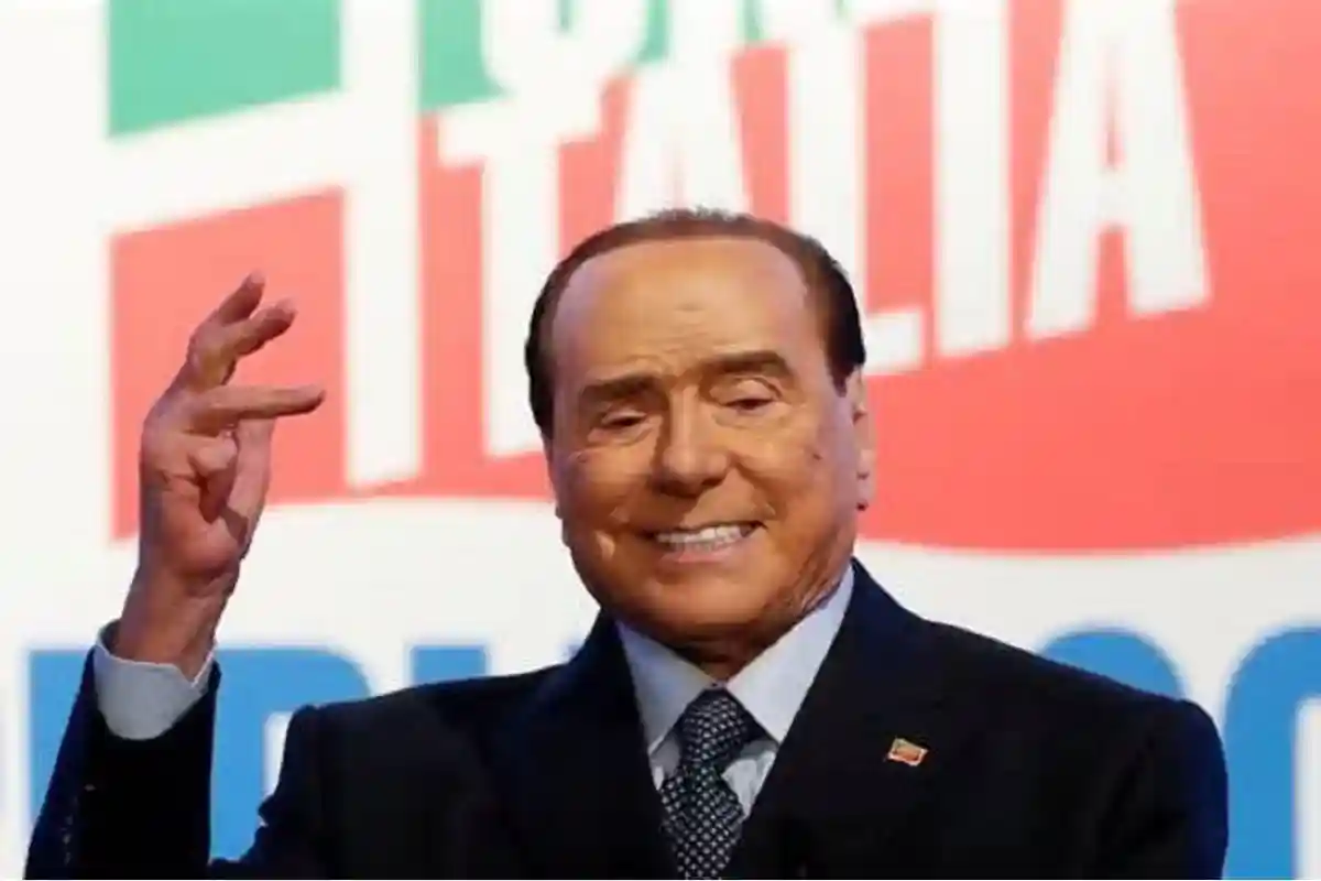 Резкая критика главы ЕНП Вебера за поддержку Берлускони. Бывшего премьер-министра Италии обвиняют в коррупции и близости к Владимиру Путину. Фото: Michele Lien / Twitter