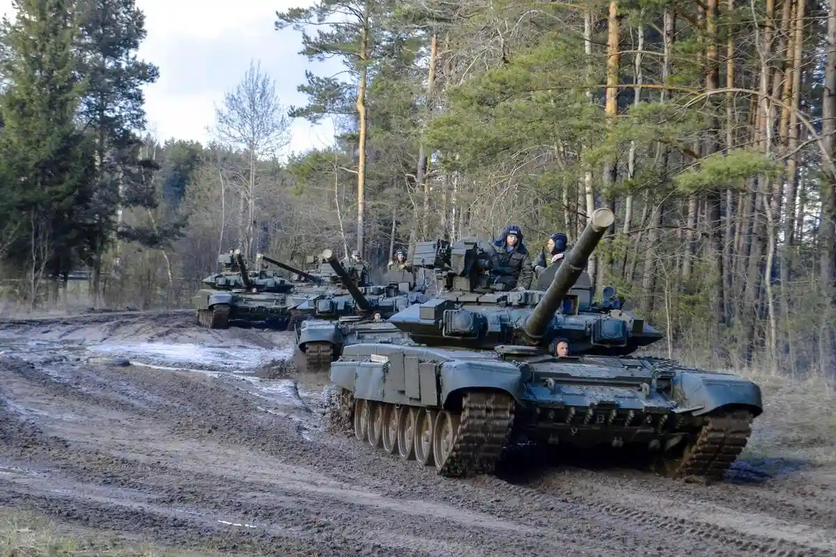 Россия оголила северные границы, так как ей необходимы подразделения в Украине. Фото: Maksim Safaniuk / shutterstock.com
