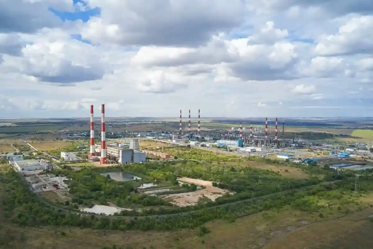 Перерабатывающий завод "Газпрома" в Оренбургской области в этом месяце. Китай стал одним из покупателей российского газа. Фото: Alexander Manzyuk