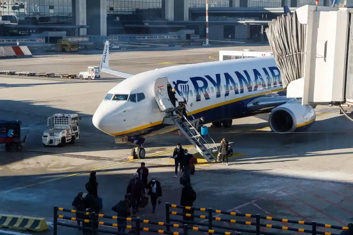 Самолет компании Ryanair. Фото: Mikel Dabbah / shutterstock.com