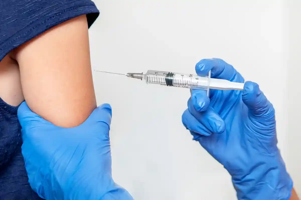 Жителям Бранденбурга рекомендовали сделать прививку от гриппа. Фото: Studio Romantic / Shutterstock.com.
