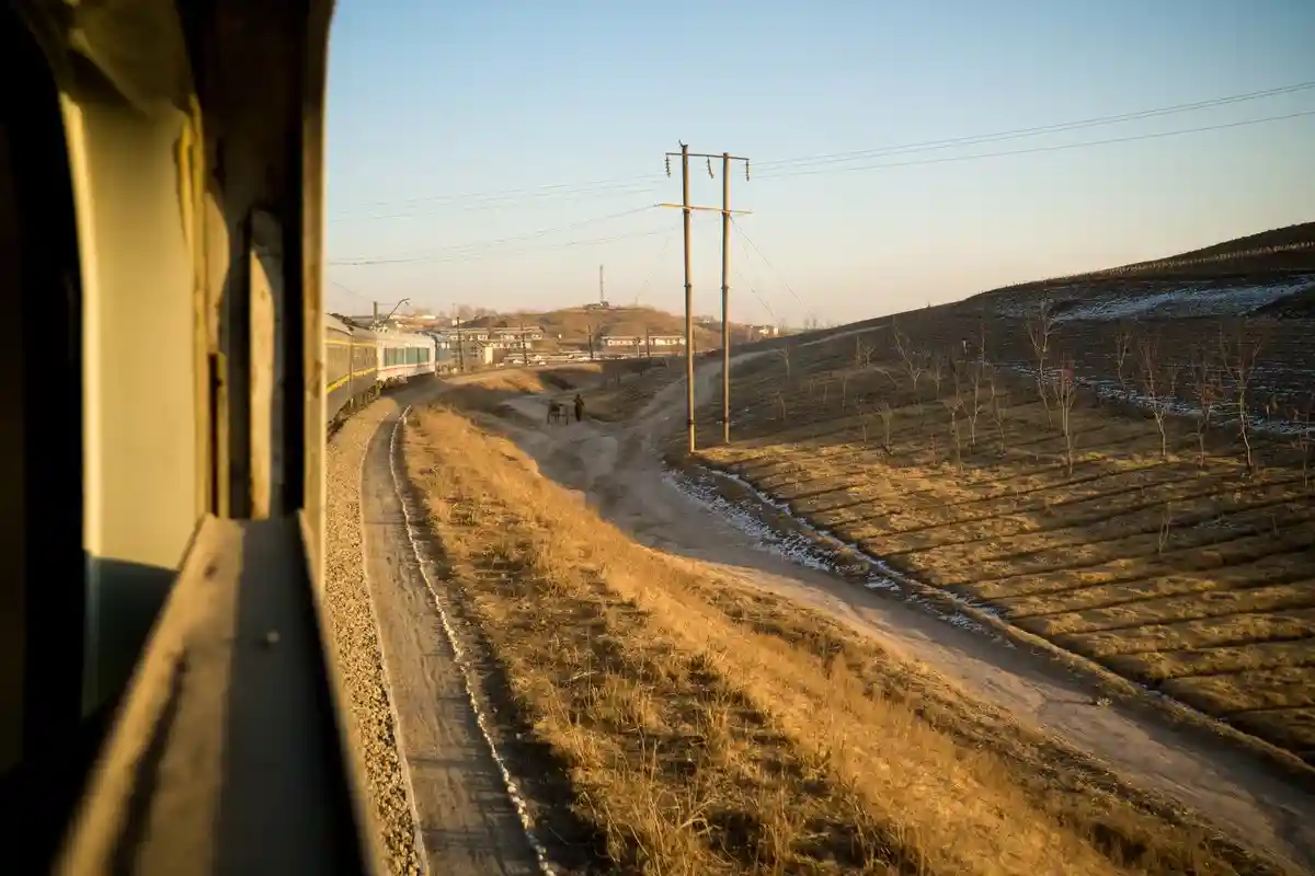 Северная Корея хочет возобновить железнодорожную торговлю с Китаем и Россией. Фото: Eva de Reus / shutterstock.com