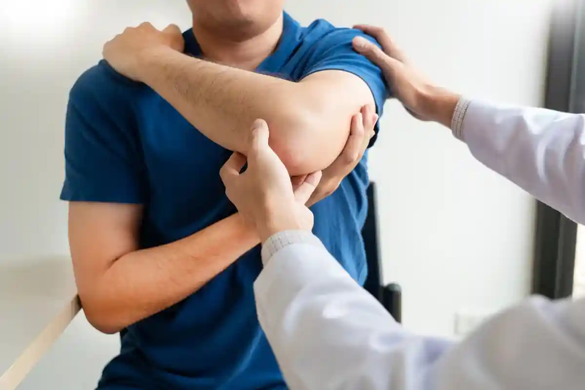 Сильная боль в плече: визит к врачу. Фото: TheCorgi / shutterstock.com